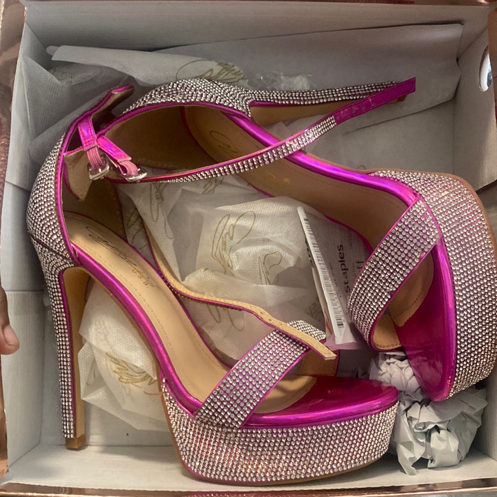 Stiletto fuchsia pink shoe